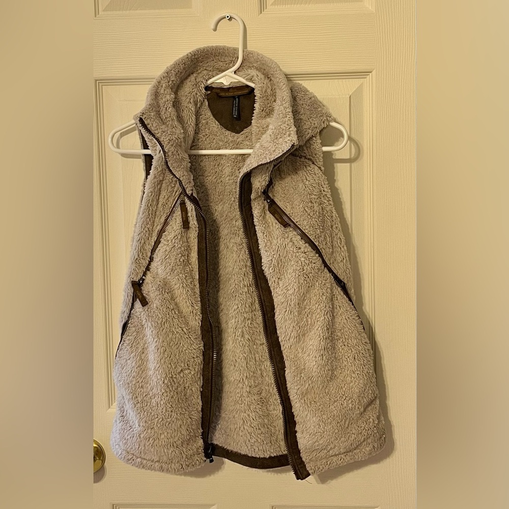 *SOLD* Kuhl Cream Sherpa Vest Cozy Sleeveless Design
